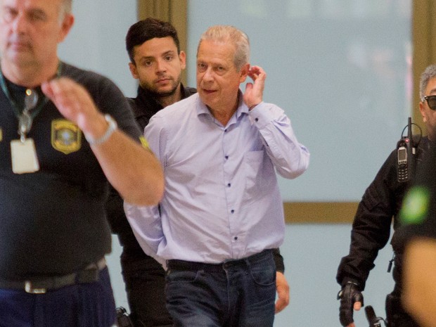 José Dirceu chega à Superintendência da Justiça Federal, em Curitiba, nesta sexta (29) (Foto: Paulo Lisboa/Brazil Photo Press/Estadão Conteúdo) José Dirceu chega à Superintendência da Justiça Federal, em Curitiba, nesta sexta (29) (Foto: Paulo Lisboa/Brazil Photo Press/Estadão Conteúdo)