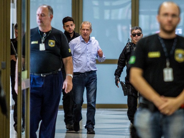 29/01/2016 - O ex-ministro José Dirceu chega à sede da Justiça Federal em Curitiba (PR), na tarde desta sexta-feira (29) (Foto: Paulo Lisboa/Brazil Photo Press/Estadão Conteúdo) 29/01/2016 - O ex-ministro José Dirceu chega à sede da Justiça Federal em Curitiba (PR), na tarde desta sexta-feira (29) (Foto: Paulo Lisboa/Brazil Photo Press/Estadão Conteúdo)