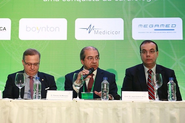 Provedor Roberto Sá Menezes ressaltou que cardiologia do HSI reúne profissionais (Foto: Oksana Valentina) Provedor Roberto Sá Menezes ressaltou que cardiologia do HSI reúne profissionais (Foto: Oksana Valentina)