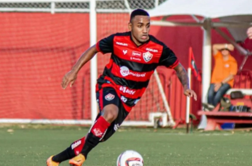  Jogador de clube baiano é furtado enquanto tirava fotos com torcedores em estádio de Salvador