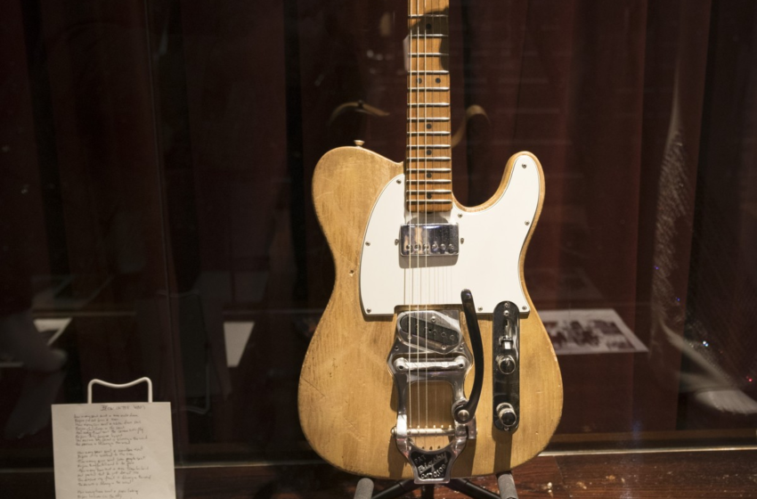  Guitarra de Bob Dylan é leiloada por US$ 495 mil em Nova York