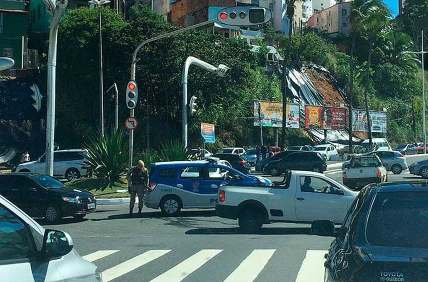  Batida em cruzamento deixa trânsito lento na região da Lucaia, em Salvador