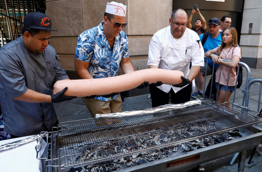  Nova York tenta recorde com cachorro-quente de 29,9 kg