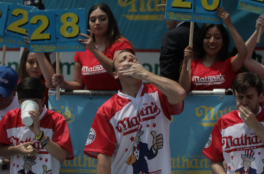  Americano come 74 cachorros-quentes em 10 minutos e bate recorde