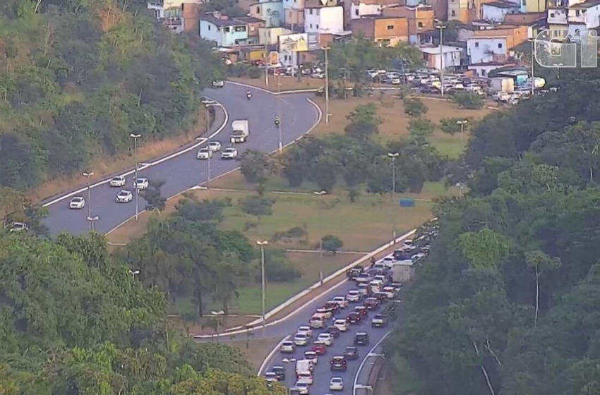  Acidente deixa trânsito lento na Avenida Luís Eduardo Magalhães, em Salvador