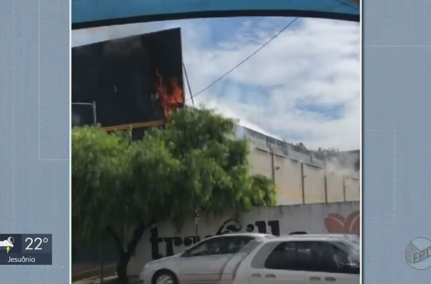  Incêndio atinge galpão de igreja no bairro Vila Mariana, em São Sebastião do Paraíso, MG