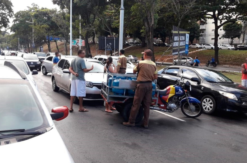  Carro bate em moto de entrega de gás na Av. Garibaldi e deixa o trânsito lento