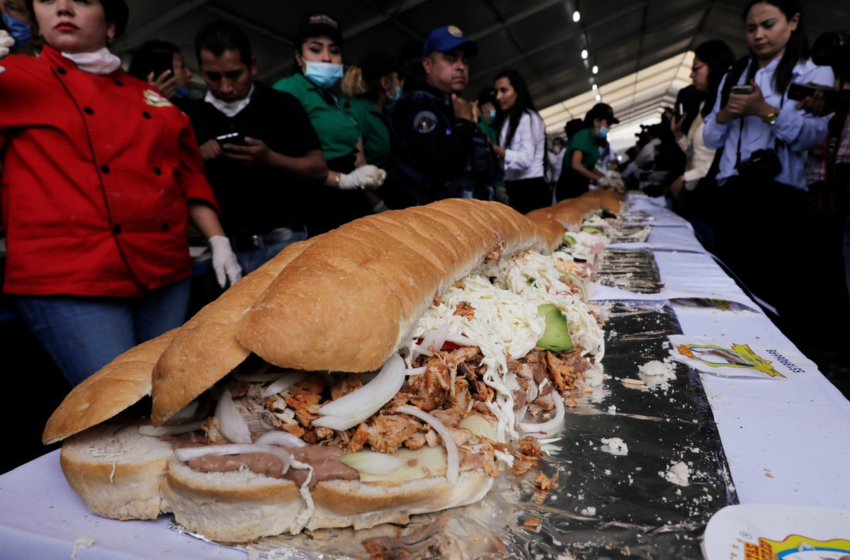  Cidade do México faz sanduíche gigante de 865 kg