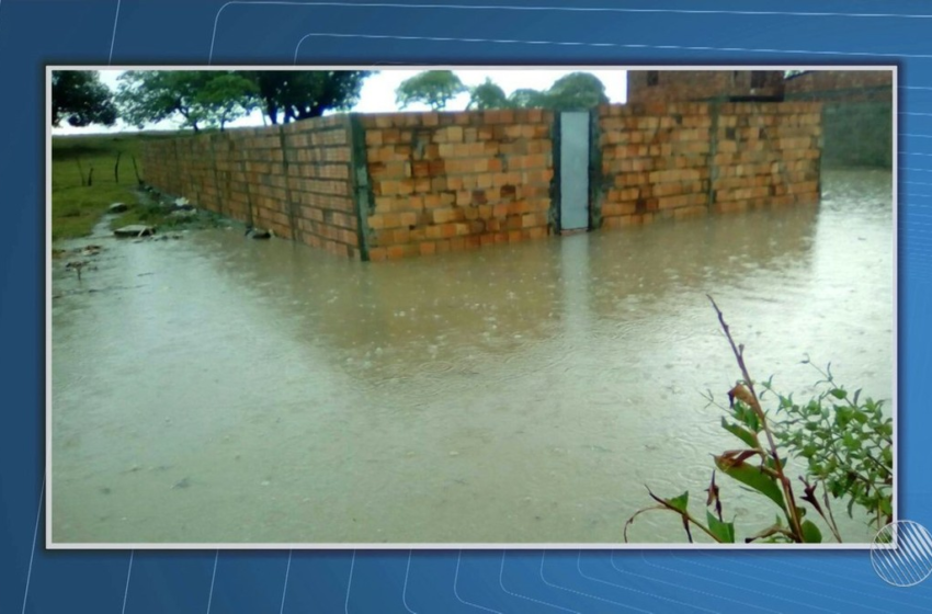  Moradores ficam 'ilhados' após chuva forte alagar rua no recôncavo da Bahia; vídeo