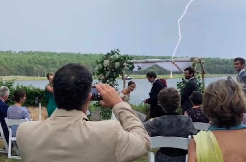  Noivo menciona ano de 2020 e raio cai perto de casamento logo em seguida; veja vídeo