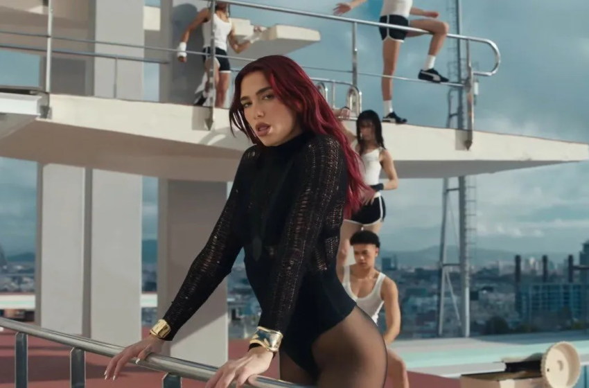  Por que Dua Lipa ruiva traduz tão bem nova era da cantora e o que é estética 'cherry cola'