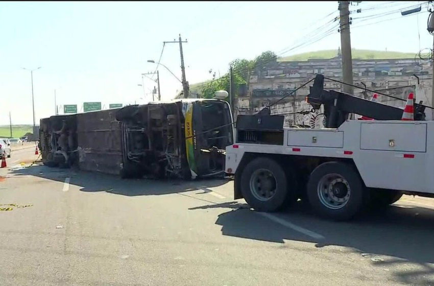  Ônibus tomba e deixa feridos em Niterói