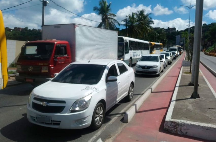  Av. Suburbana é interditada para retirada de caçamba após veículo parar em cima de laje