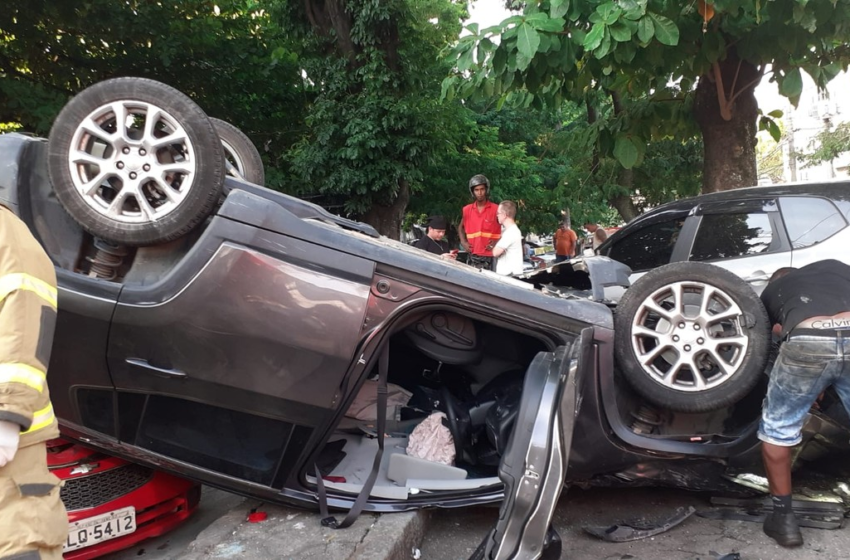  Carro capota no Cachambi e atinge outros veículos; FOTOS