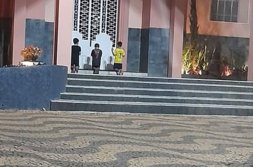  Fotos de crianças rezando em igreja de Bálsamo viralizam nas redes sociais