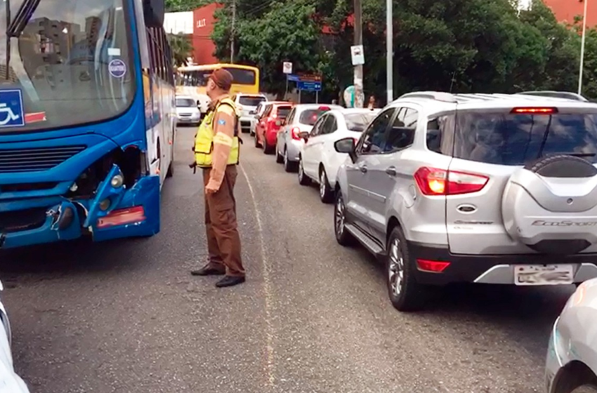  Acidente entre ônibus e carros deixa trânsito lento no bairro da Federação, em Salvador