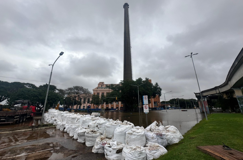  Com Guaíba em elevação, prefeitura de Porto Alegre constrói barricada para conter avanço da água