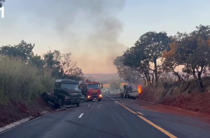  Carreta carregada com 30 mil litros de combustíveis pega fogo em acidente na BR-365 em Uberlândia