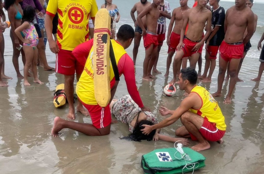  Grupo de adolescentes é resgatado na praia do Calhau, em São Luís, após afogamento