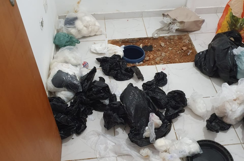  Polícia Civil flagra 45 kg de drogas escondidas embaixo do piso de casas em São José dos Campos, SP