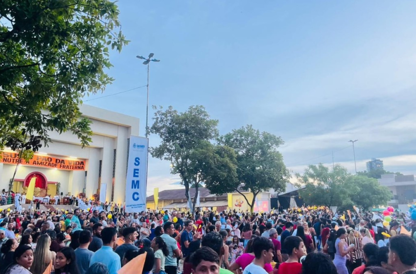  Centenas de fiéis participam da celebração da festa do Corpo de Deus na paróquia do Santíssimo Sacramento