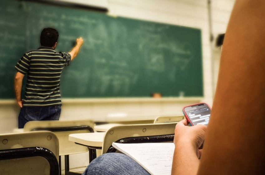  Professor bate na boca de estudante no meio da sala de aula por causa de uso de celular na Serra, ES