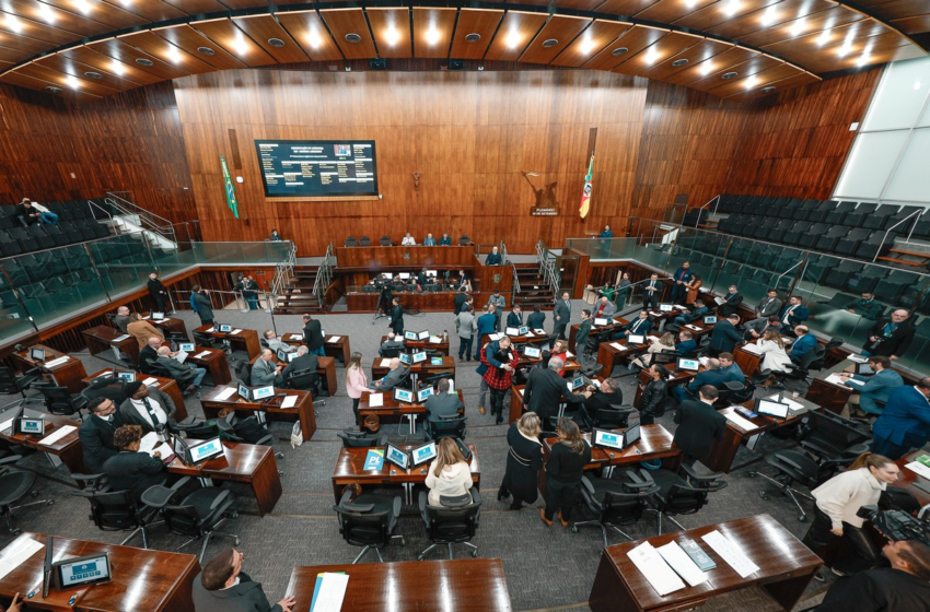  Deputados do RS aprovam projeto que prevê corte de benefícios sociais de quem ocupa ou invade propriedades; entenda