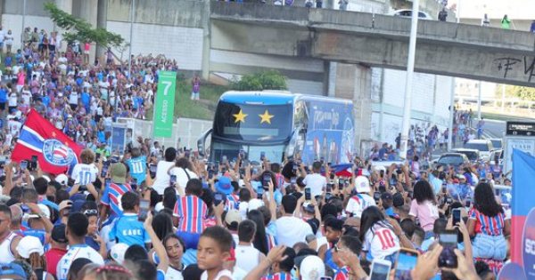  Torcida do Bahia chega em peso à Fonte Nova para primeiro jogo da final; veja imagens